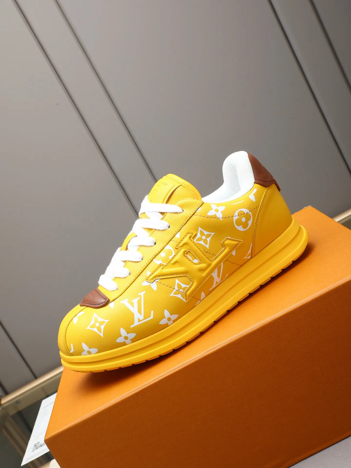 PP560 LV Louis Vuitton L Jialu Brand Runner Tatic Series Thick-soled Casual Sports Shoes Running Shoes Original purchase, development and production This LV Runner Tatic sports shoe combines technical materials such as mesh fabric and ribbons to interpret the inspiration of traditional mountaineering shoes. LV letters are written on one side, the lariat buckle of the quick lacing system is embellished with Monogram flowers and Louis Vuitton logos, and the light and wear-resistant rubber outsole completes the whole. ▪️Fabric: Original imported cowhide + mesh ▪️Inner lining: Original customized breathable mesh ▪️Sole: Original open-molded anti-slip rubber combination material ▪️Size: Men's 38-44 (customized for 45 and 46)